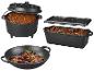 Ensemble de batterie de cuisine en fonte : marmite avec chili, plat de cuisson avec chili et wok avec légumes.