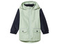 Une veste imperméable verte avec des manches bleues pour enfants.