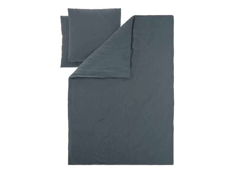 Parure de lit gris foncé avec deux taies d'oreiller, dont une rayée.