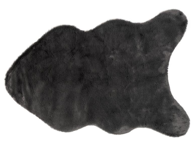 Un tapis gris à poil long.