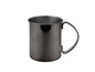 Une tasse en métal noir avec une poignée.