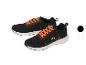 Chaussures de sport noires avec lacets orange et détails décoratifs.