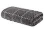 Serviette de bain grise à carreaux, pliée.