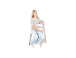 Fille souriante en haut rayé et jean bleu clair assise sur une chaise haute en bois gris.