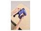 Mains chargeant des agrafes dans une agrafeuse électrique sans fil RAPID BTX10 bleue sur une surface en bois.