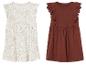 Deux robes pour filles : une robe à fleurs beige et une robe marron foncé à volants brodés.