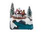 Une décoration de Noël avec un couple de patineurs et un ruisseau.