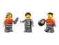 Trois figurines jouets : une femme avec une télécommande, un homme en combinaison de course et un homme avec un casque.