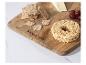 Une planche à découper en bois Russell Hobbs avec des crackers, du fromage et des raisins.