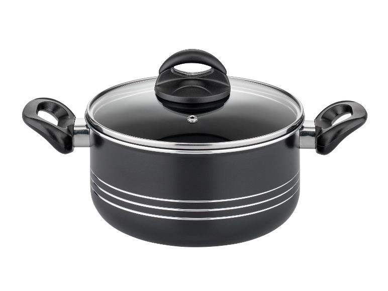 Une casserole noire avec un couvercle en verre.