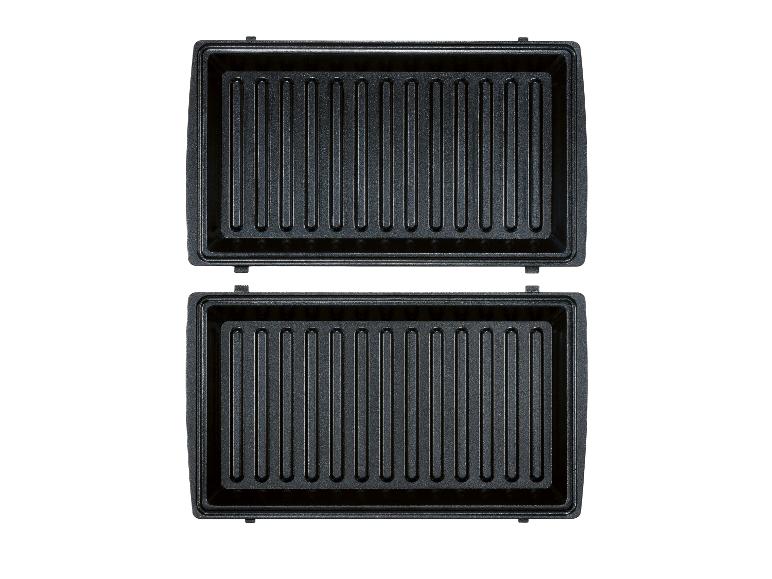 Appareil à croque-monsieur ouvert avec deux plaques de cuisson antiadhésives noires.