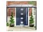 Auvent de porte gris foncé au-dessus d'une porte d'entrée bleue avec des plantes décoratives