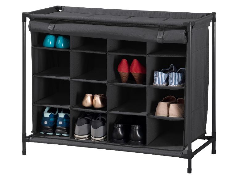 Étagère à chaussures en tissu gris avec diverses chaussures sur les étagères.