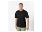 Modèle masculin portant un t-shirt noir et un short vert clair.