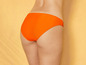 Une femme portant un bas de bikini orange.