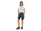 Modèle féminin portant un short et des chaussures.