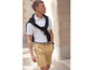 Un homme portant un polo blanc, un short beige et un pull noir.