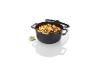 Une casserole noire avec un couvercle, remplie de pommes de terre, de carottes et de viande hachée.