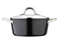 Une casserole noire avec un couvercle et des poignées argentées.