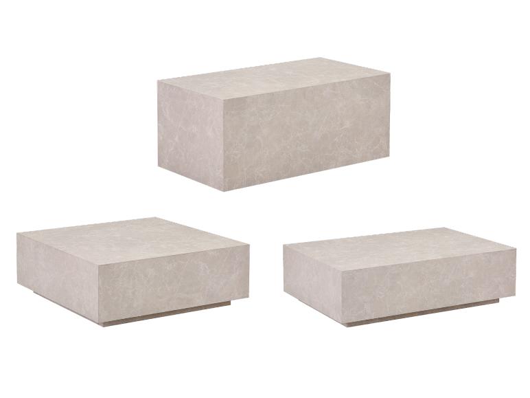 Trois tables basses rectangulaires en marbre clair, vues sous différents angles.