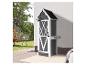 Armoire de rangement extérieure avec fauteuil suspendu et mobilier de jardin sur une terrasse.