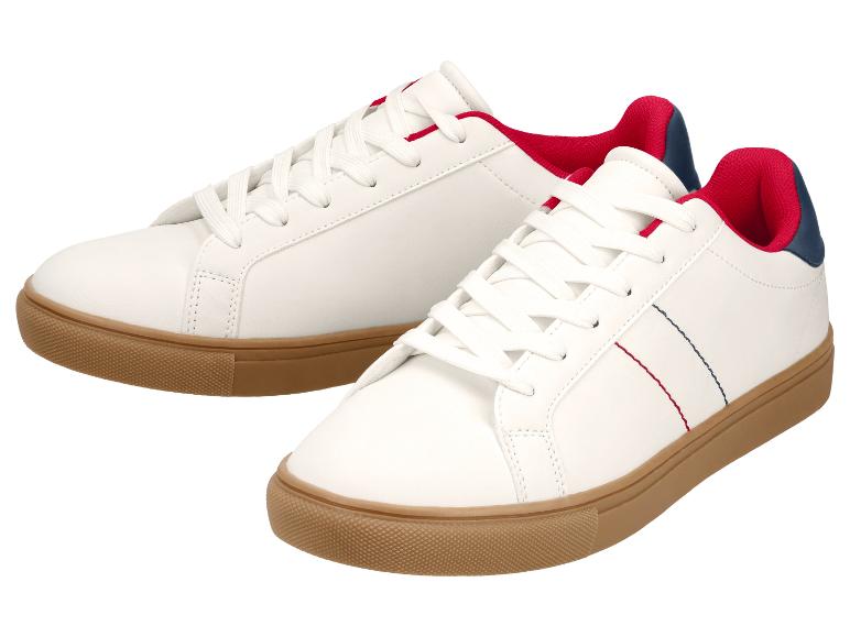 Baskets blanches avec détails rouges et bleus et semelle marron.
