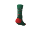 Chaussette verte avec talon rouge et motif géométrique.