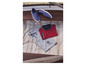 Un polo rouge, un pantalon gris et des baskets bleues.