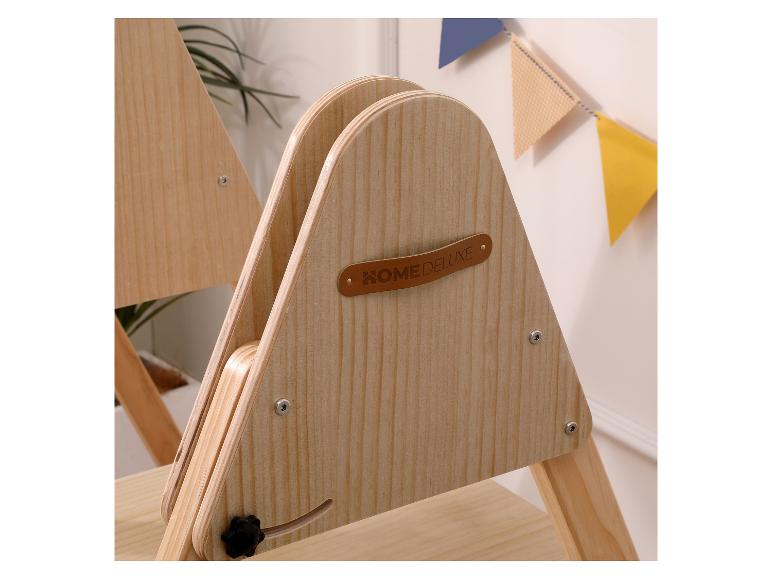 Structure en bois avec logo HOME DELUXE et décoration de guirlande.