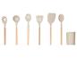 Ustensiles de cuisine en silicone avec des manches en bois, y compris une louche, une spatule et une cuillère à spaghetti.
