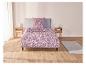 Un lit avec une parure de lit en paisley rose et blanc.