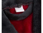 Gros plan d'une veste polaire noire et rouge avec une étiquette blanche.