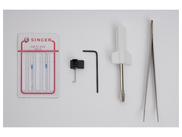 Aiguilles de machine à coudre Singer, clé Allen, tournevis et pince à épiler sur fond blanc.