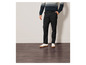 Homme portant un pantalon noir et des baskets blanches