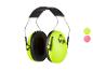 Casque anti-bruit enfant vert vif avec arceau et coussinets noirs.