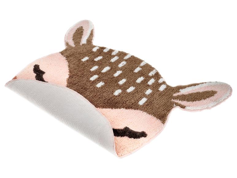 Un tapis de bain en forme de cerf marron et rose avec des taches blanches.