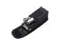 Une pochette noire avec un multitool et un outil de chaîne.