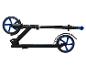 Trottinette pliable noire et bleue, vue de côté.