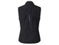 Une veste sans manches noire pour femme.