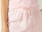 Pantalon de pyjama rose avec cordon.