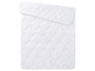 Une couette blanche avec un motif en losange.