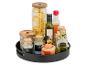 Plateau tournant avec pâtes, huile, vinaigre et épices dans des bocaux et bouteilles en verre.