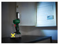 Une lampe de travail verte Parkside X20Team avec éclairage LED dirigée vers un tableau électrique.