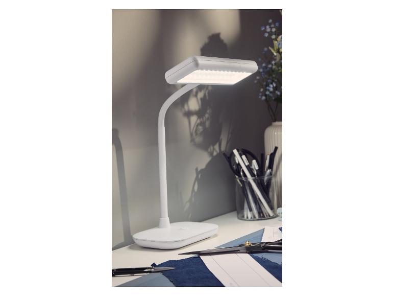 Lampe de bureau LED blanche LIVARNO home sur une table de travail.