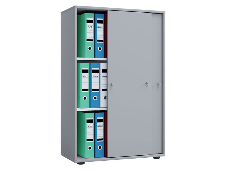 Une armoire de classement métallique grise avec des portes coulissantes remplie de classeurs colorés.