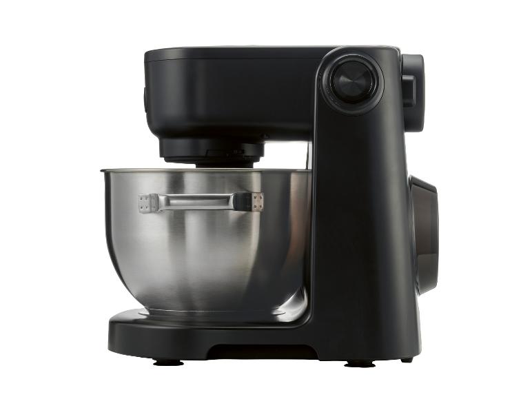 Robot pâtissier noir avec bol en acier inoxydable sur fond blanc.