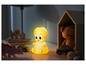 Une veilleuse Tweety Bird avec des jouets dans une chambre d'enfant.