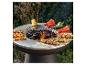 Barbecue avec épis de maïs, poivrons et brochettes de viande et crevettes, grille centrale.