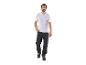 Homme en t-shirt blanc et pantalon de travail noir.