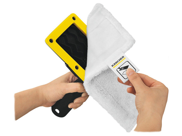 Un chiffon en microfibre Karcher et un appareil de nettoyage pour nettoyer.
